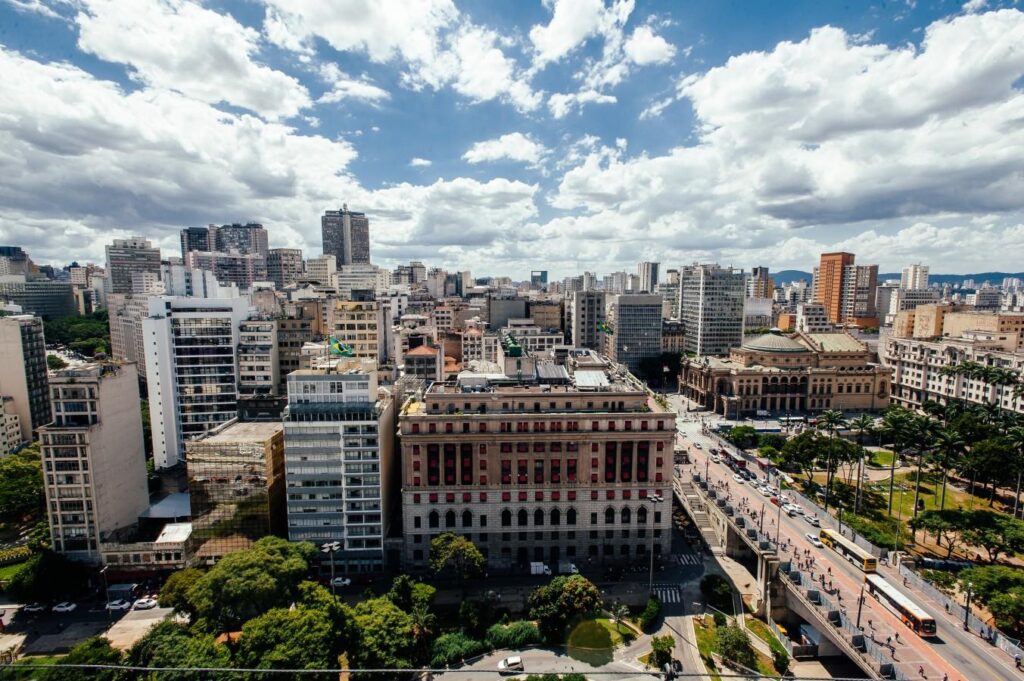 A Prefeitura de Nantes, em São Paulo, publicou concurso público com vagas para diferentes níveis de escolaridade, oferecendo remunerações que chegam a R$ 6.700.