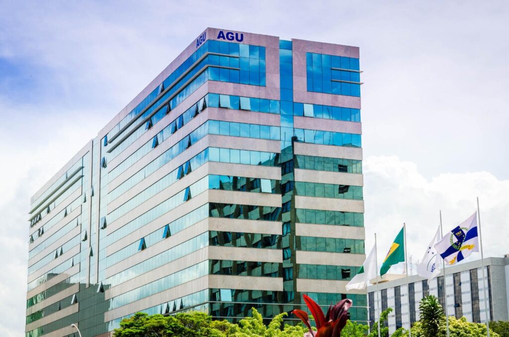A Advocacia-Geral da União (AGU) abriu processo seletivo para diversas vagas de estágio em Direito, com atuação em unidades espalhadas pelo país.