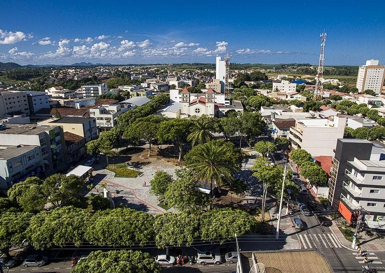 A Prefeitura de Aracruz, no Espírito Santo, publicou concurso com 136 vagas para nível médio, além de cadastro reserva.