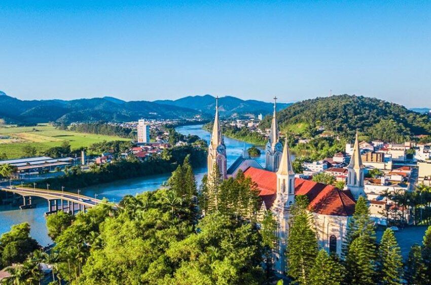 A Prefeitura de Gaspar, em Santa Catarina, publicou o edital nº 006/2026 com oportunidades para diferentes níveis de escolaridade e remuneração que pode chegar a R$ 23.198.