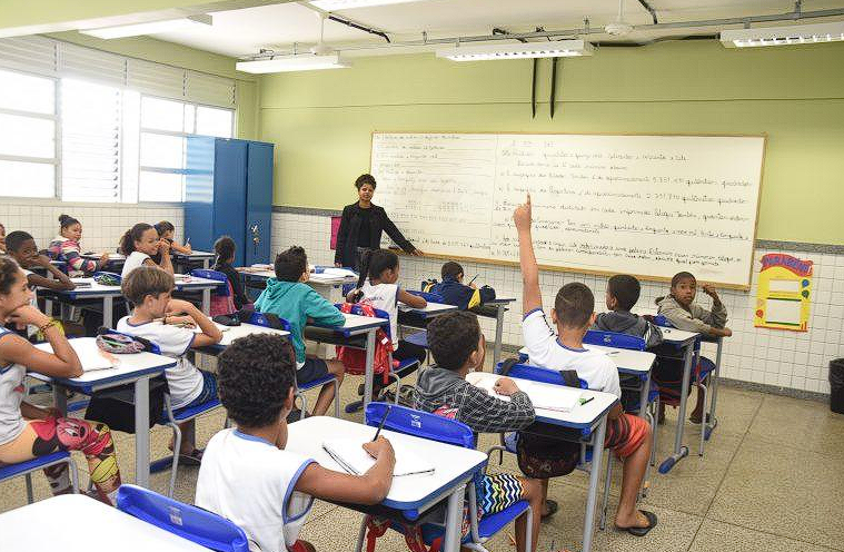 A Prefeitura de Parnaíba, no Piauí, abriu processo seletivo com 180 vagas para professores, visando reforçar a rede municipal de ensino.