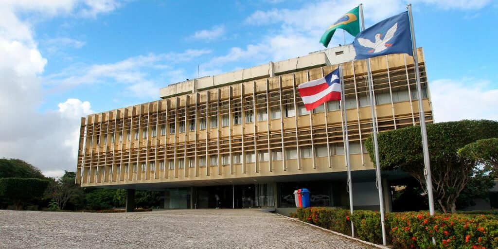 A Secretaria da Administração do Estado da Bahia (SAEB) publicou novos editais com 131 vagas temporárias via REDA, distribuídas em diferentes áreas da administração estadual.