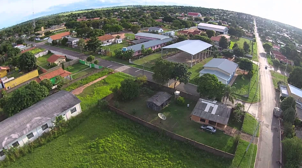 A Prefeitura de Caracol, no Mato Grosso do Sul, publicou novos editais de processo seletivo com oportunidades para diferentes níveis de escolaridade, com salários que podem chegar a cerca de R$ 4,9 mil a R$ 5 mil dependendo do cargo.